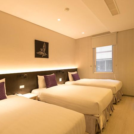 Just Enjoy Business Hotel Тайнань Екстер'єр фото