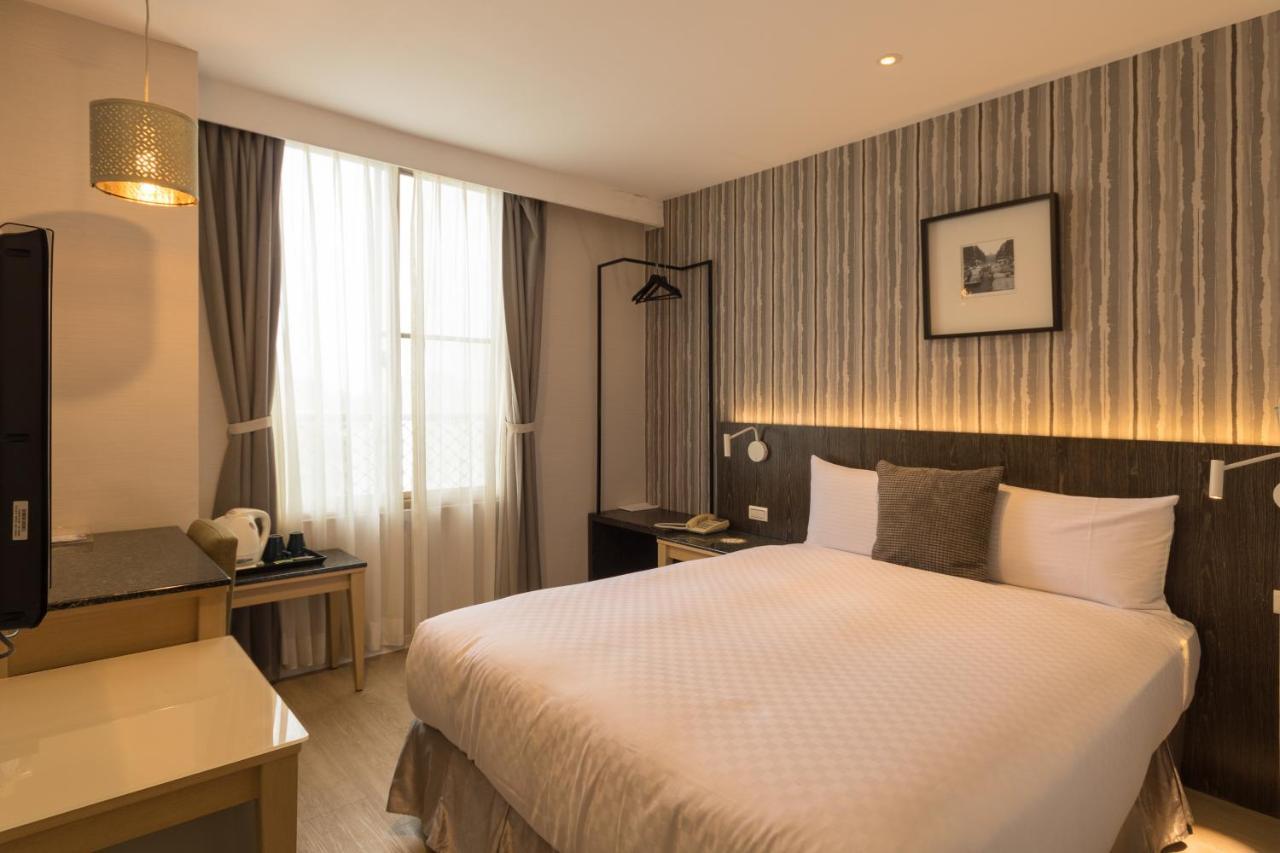 Just Enjoy Business Hotel Тайнань Екстер'єр фото