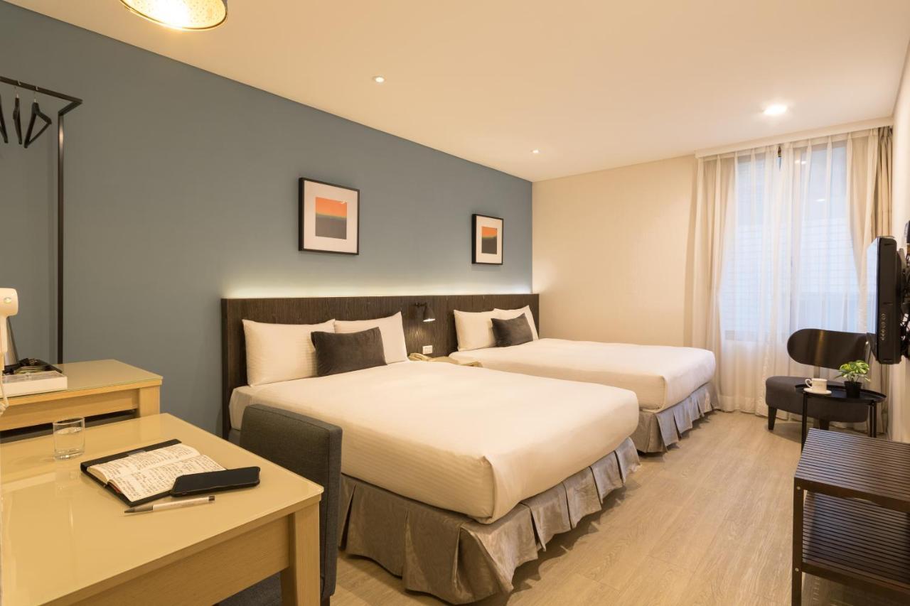 Just Enjoy Business Hotel Тайнань Екстер'єр фото
