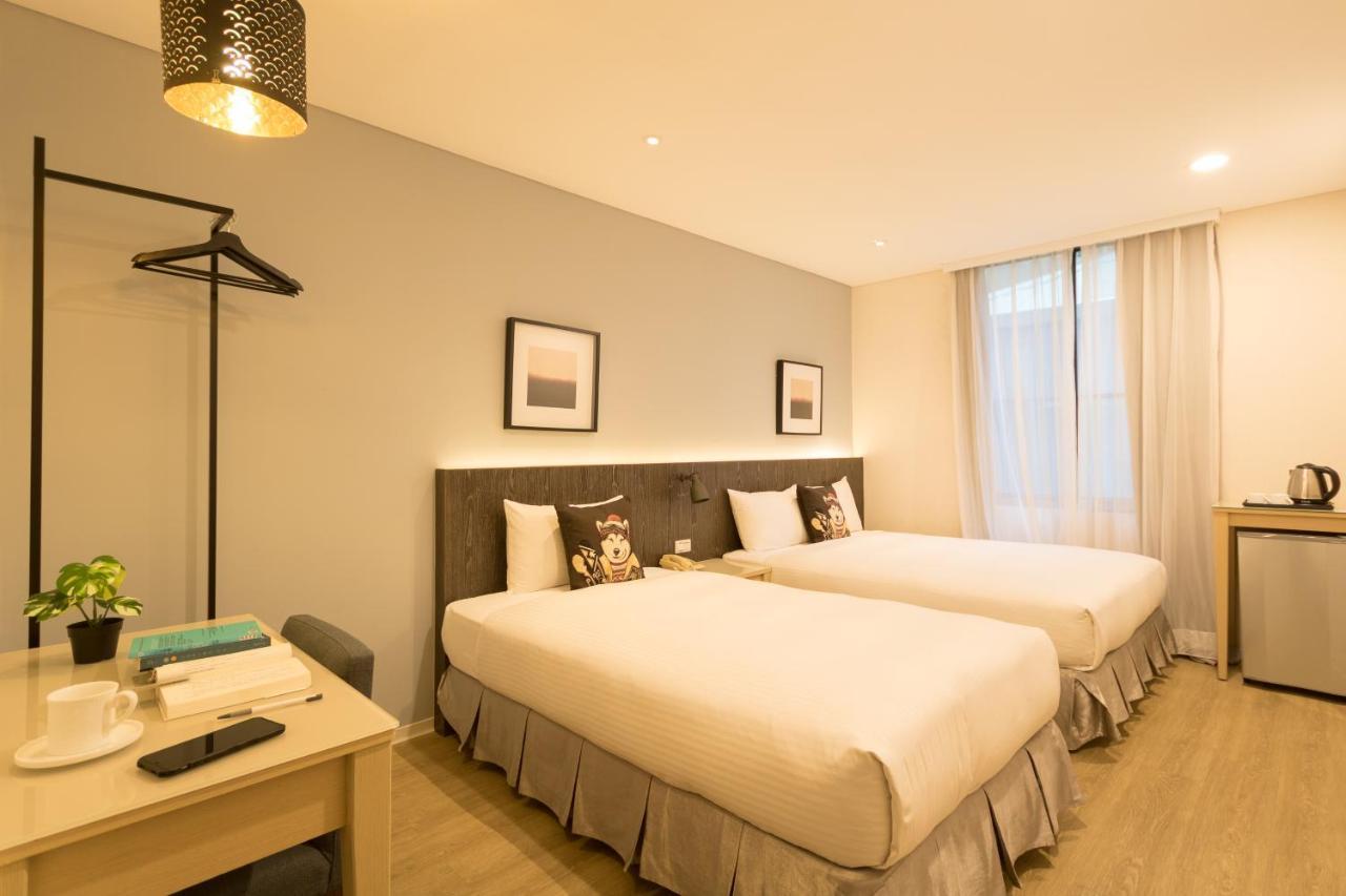 Just Enjoy Business Hotel Тайнань Екстер'єр фото