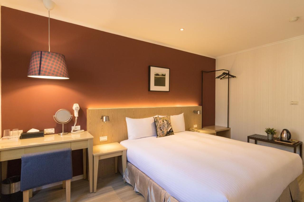 Just Enjoy Business Hotel Тайнань Екстер'єр фото