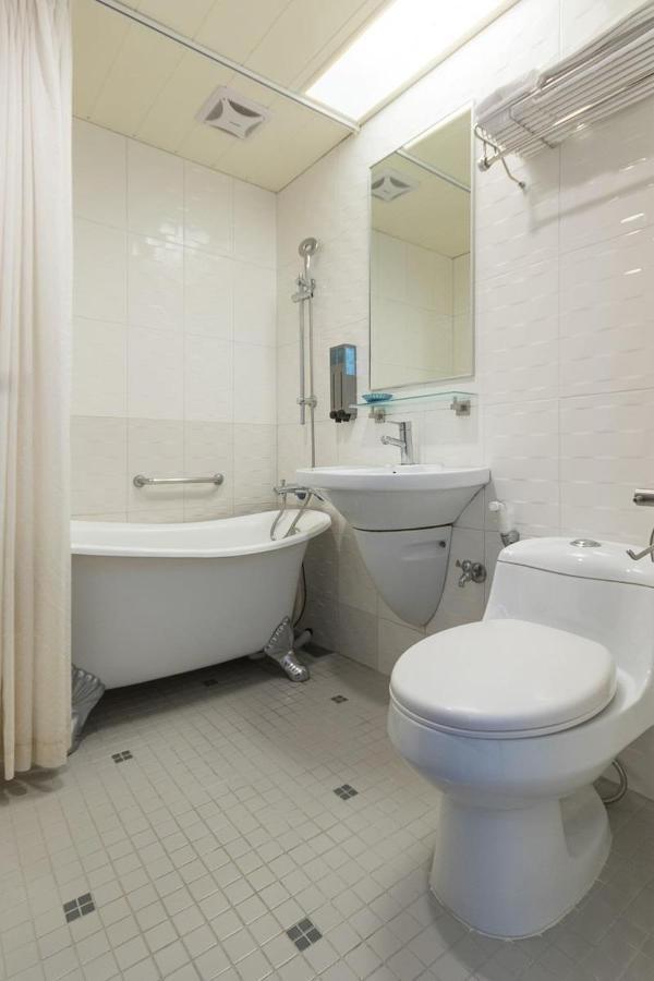 Just Enjoy Business Hotel Тайнань Екстер'єр фото