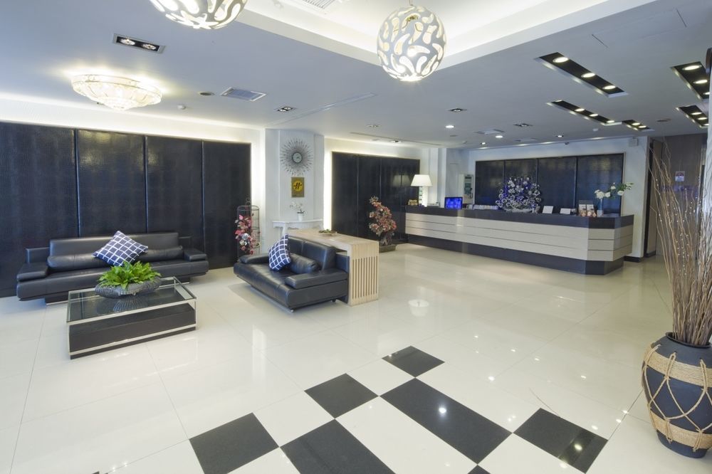 Just Enjoy Business Hotel Тайнань Екстер'єр фото