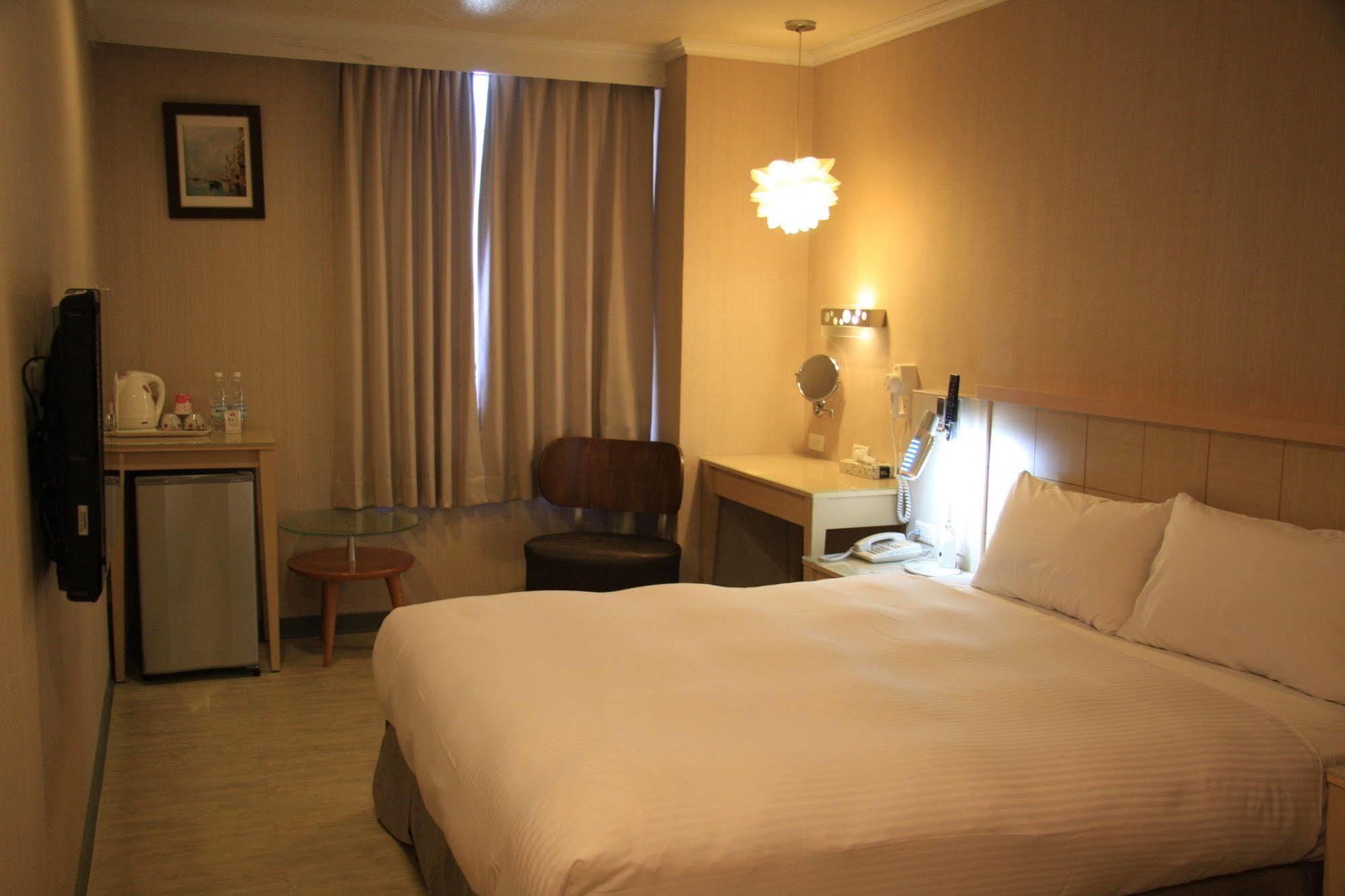 Just Enjoy Business Hotel Тайнань Екстер'єр фото