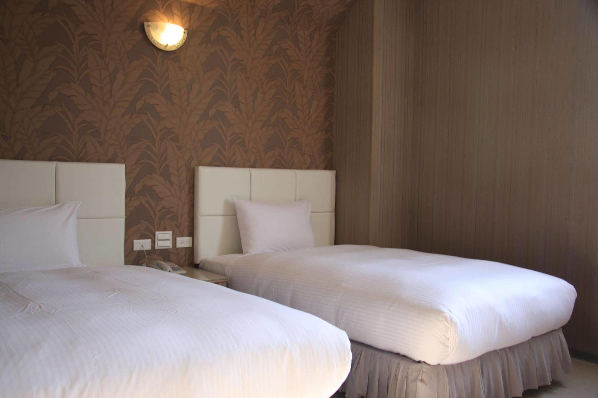 Just Enjoy Business Hotel Тайнань Екстер'єр фото