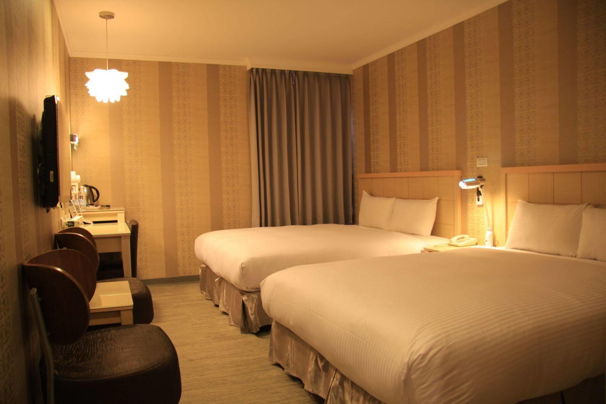 Just Enjoy Business Hotel Тайнань Екстер'єр фото