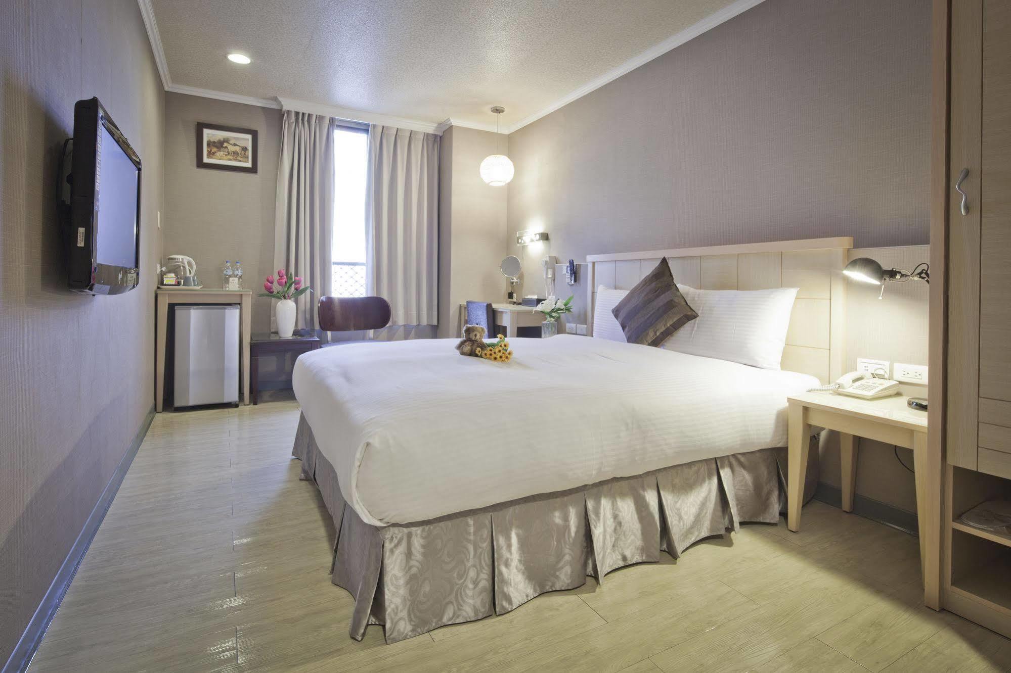 Just Enjoy Business Hotel Тайнань Екстер'єр фото