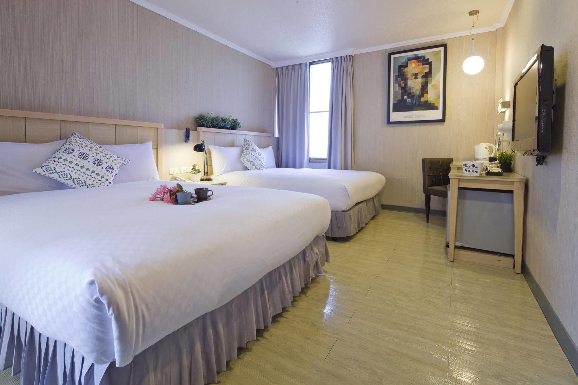 Just Enjoy Business Hotel Тайнань Екстер'єр фото