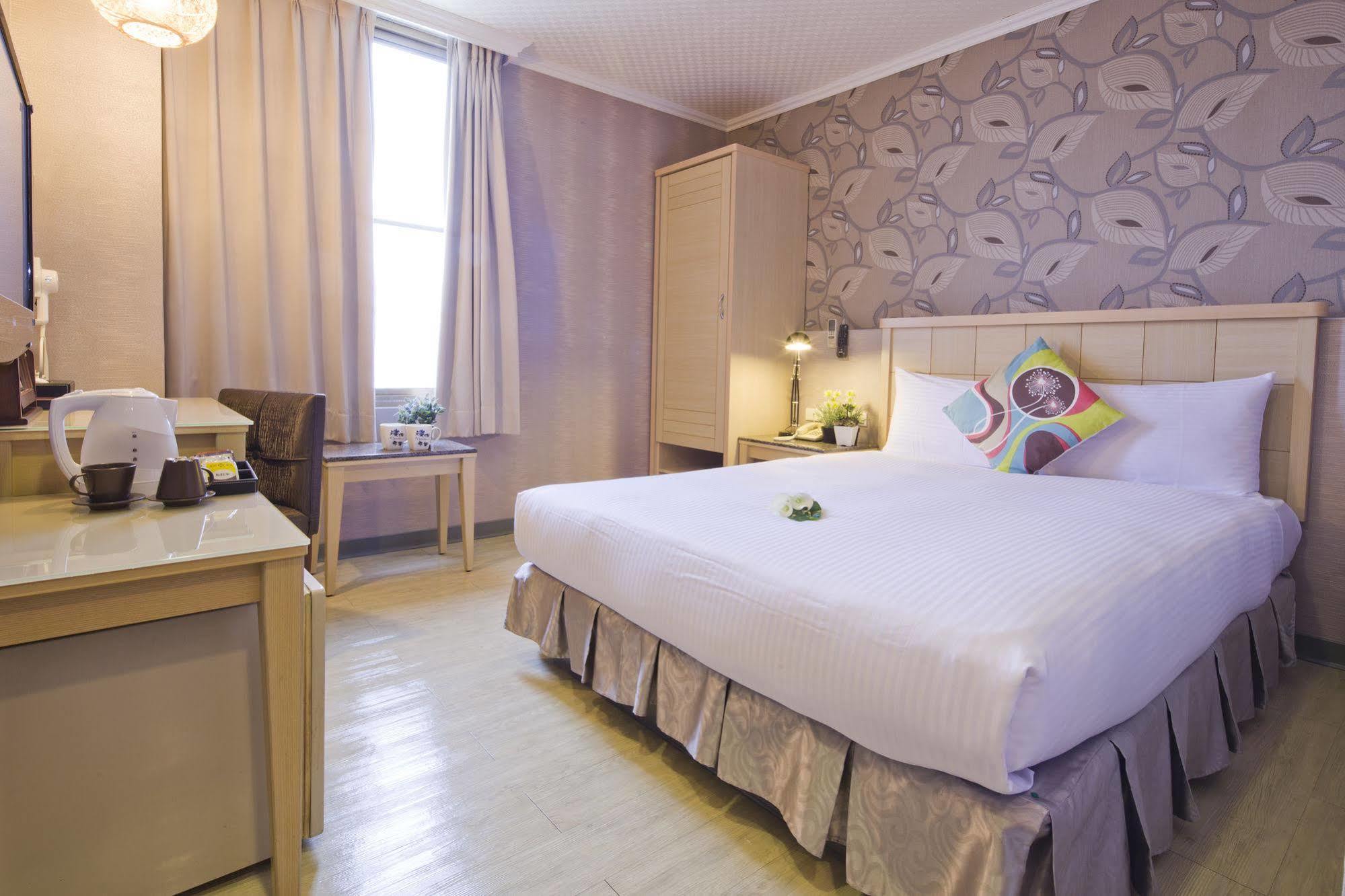 Just Enjoy Business Hotel Тайнань Екстер'єр фото