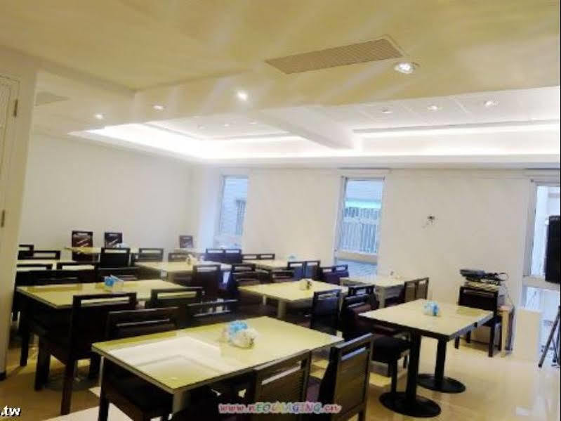 Just Enjoy Business Hotel Тайнань Екстер'єр фото